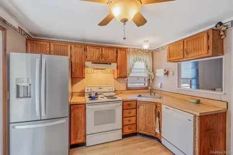 191 Village Circle W Manorville NY 11949