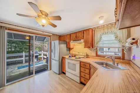 191 Village Circle W Manorville NY 11949