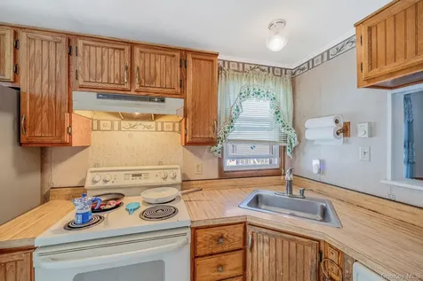 191 Village Circle W Manorville NY 11949