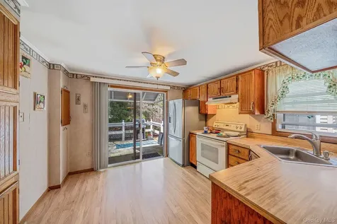 191 Village Circle W Manorville NY 11949