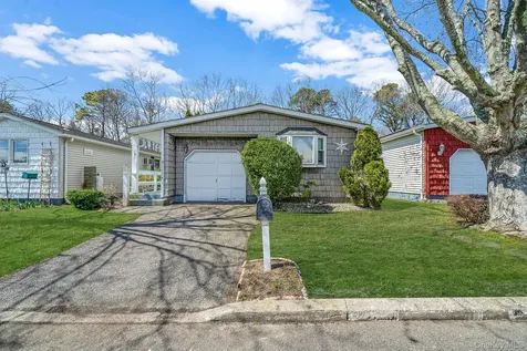 191 Village Circle W Manorville NY 11949