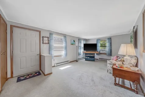 191 Village Circle W Manorville NY 11949