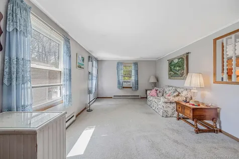 191 Village Circle W Manorville NY 11949