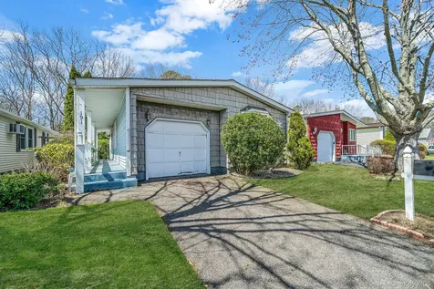 191 Village Circle W Manorville NY 11949