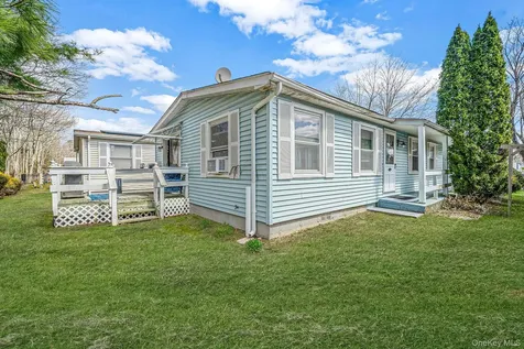 191 Village Circle W Manorville NY 11949