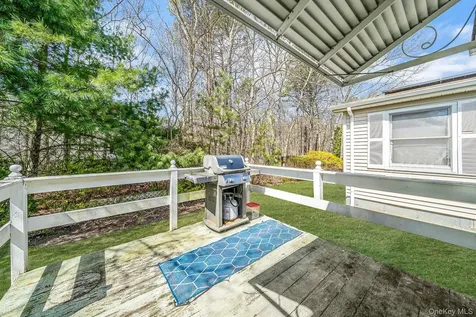 191 Village Circle W Manorville NY 11949