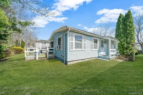 191 Village Circle W Manorville NY 11949