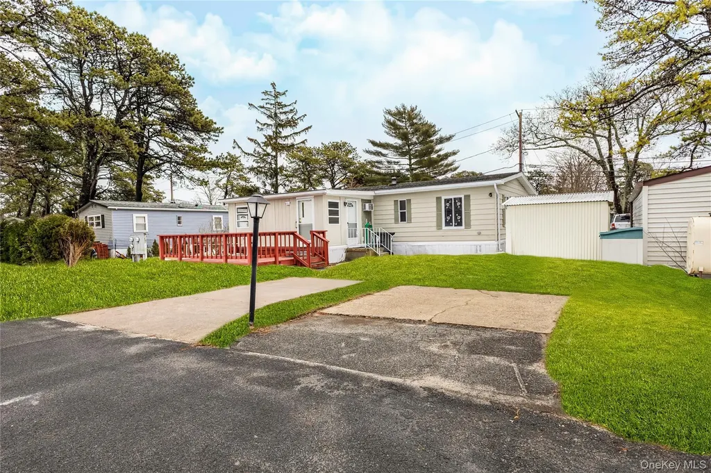 525 Riverleigh Avenue Riverhead NY 11901