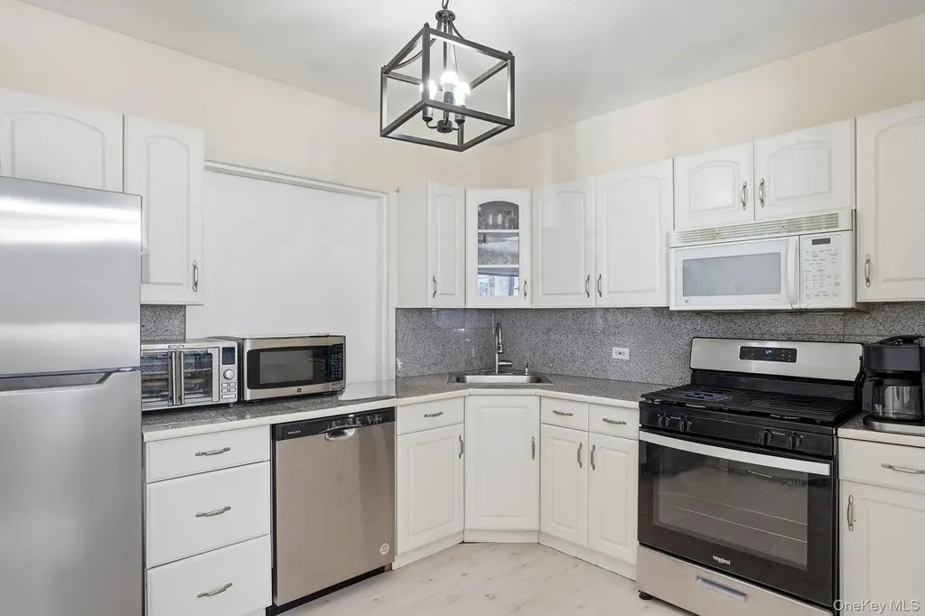 59 Homecrest Court Oceanside NY 11572