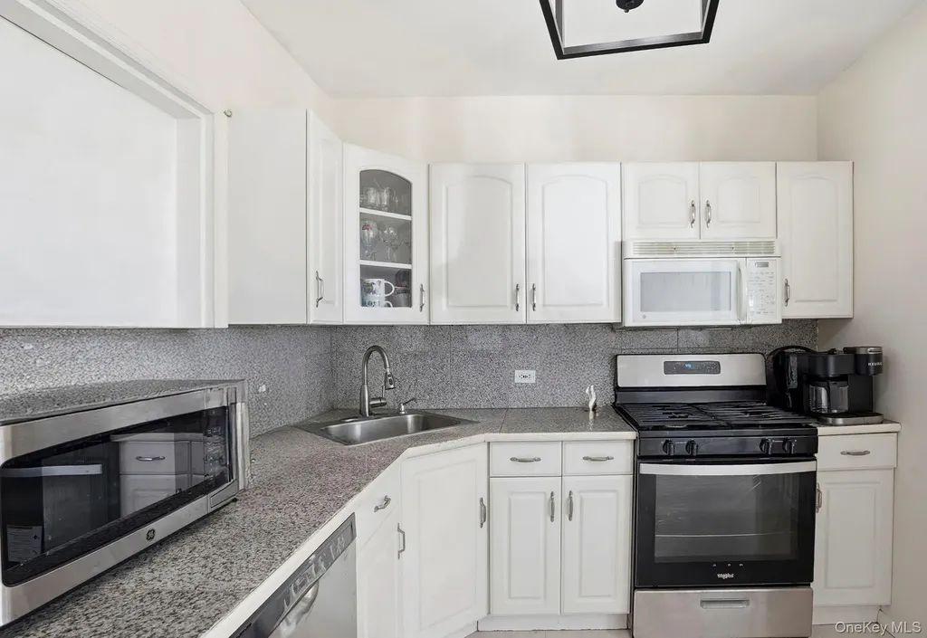 59 Homecrest Court Oceanside NY 11572