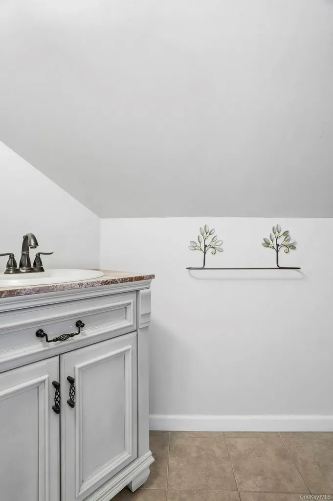 59 Homecrest Court Oceanside NY 11572