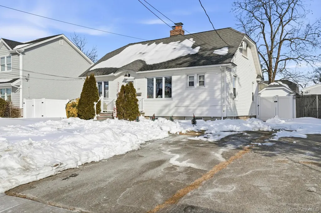 59 Homecrest Court Oceanside NY 11572