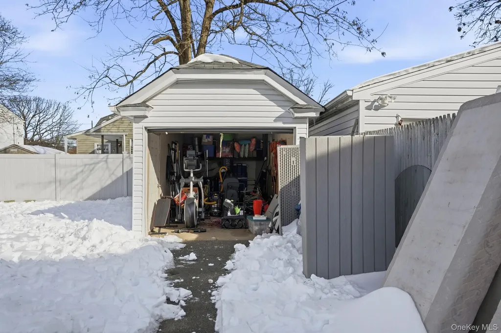 59 Homecrest Court Oceanside NY 11572