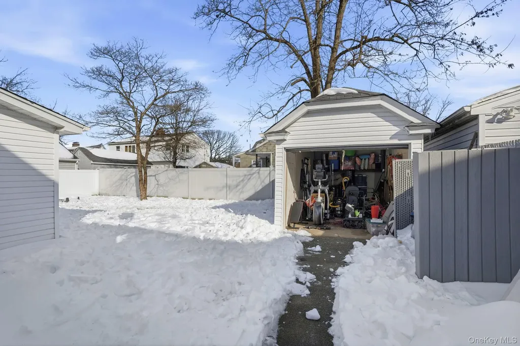 59 Homecrest Court Oceanside NY 11572