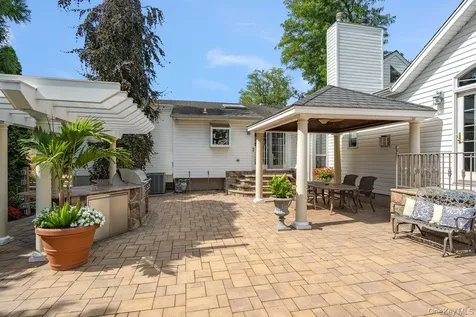 9 Defeo Court Deer Park NY 11729