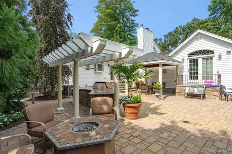 9 Defeo Court Deer Park NY 11729