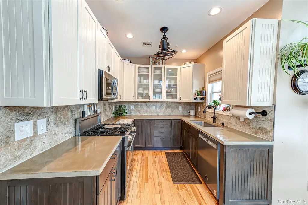 78 Cranberry Circle Medford NY 11763