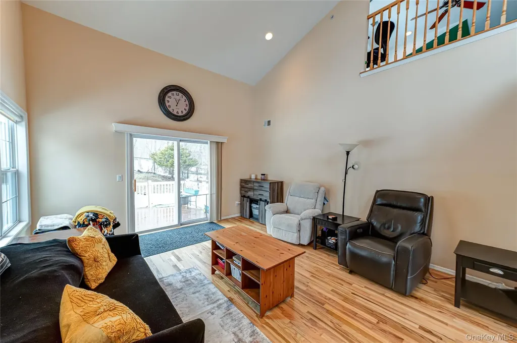 78 Cranberry Circle Medford NY 11763
