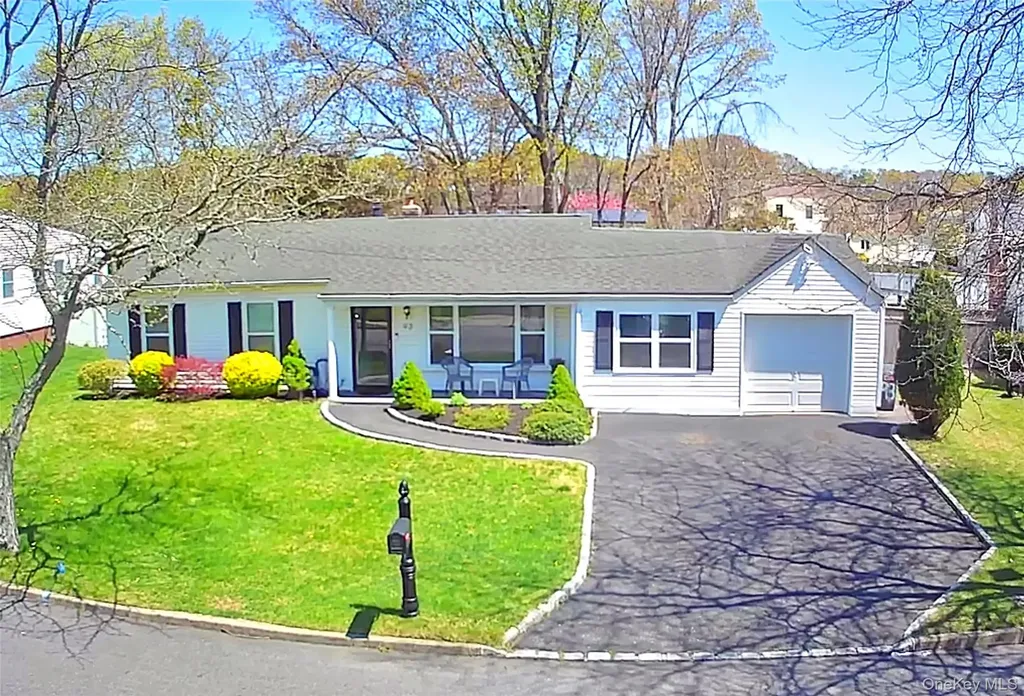 93 Burleigh Drive Holbrook NY 11741