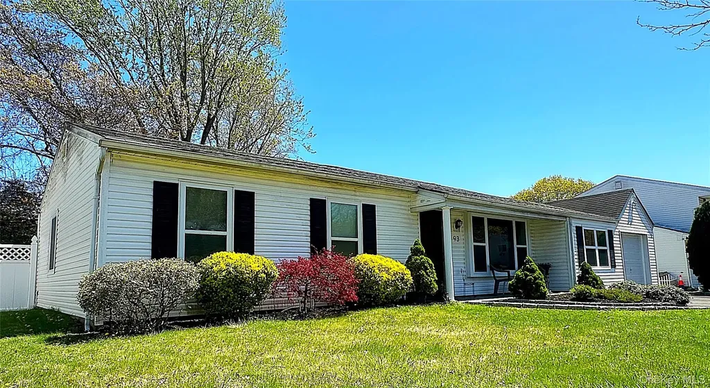 93 Burleigh Drive Holbrook NY 11741