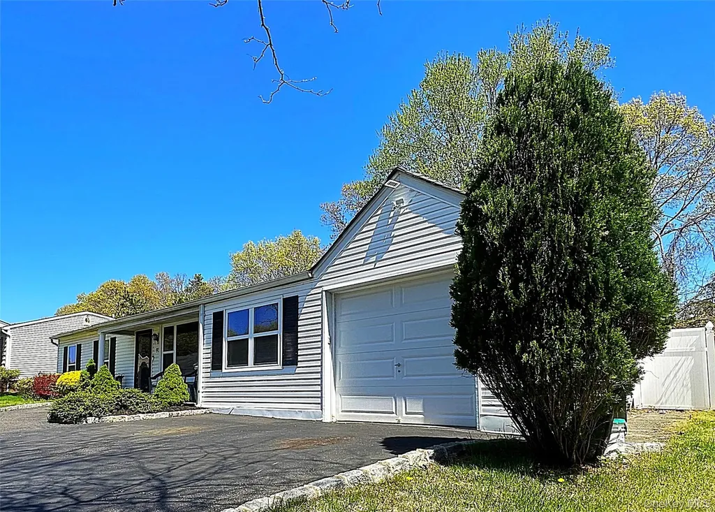93 Burleigh Drive Holbrook NY 11741