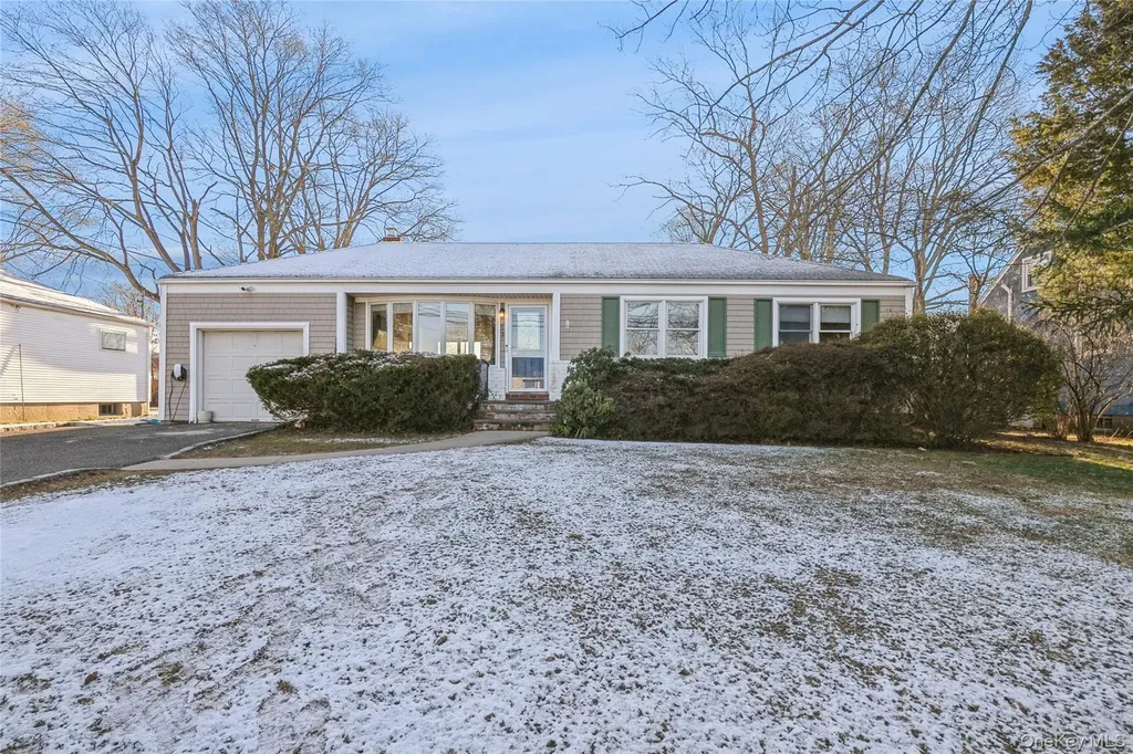 17 Goldsmith Avenue Greenlawn NY 11740