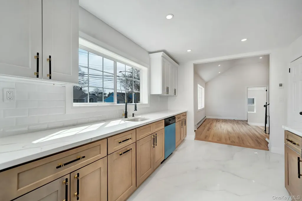 40 Durhamoc Lane North Babylon NY 11703