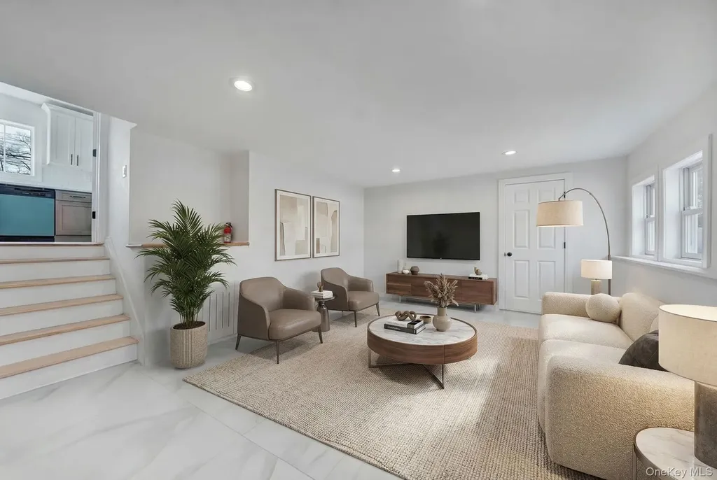 40 Durhamoc Lane North Babylon NY 11703