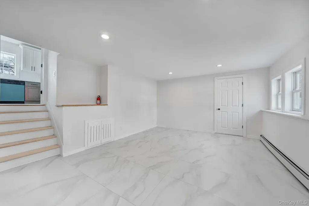 40 Durhamoc Lane North Babylon NY 11703