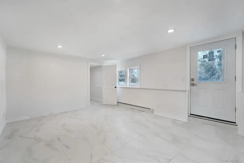 40 Durhamoc Lane North Babylon NY 11703