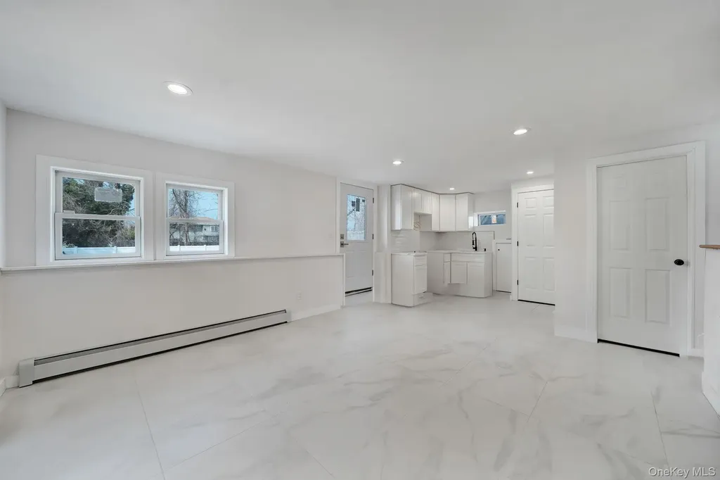 40 Durhamoc Lane North Babylon NY 11703