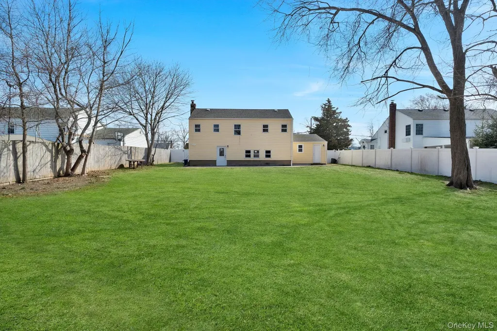 40 Durhamoc Lane North Babylon NY 11703