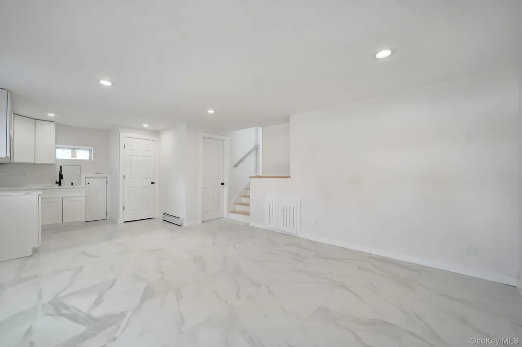 40 Durhamoc Lane North Babylon NY 11703