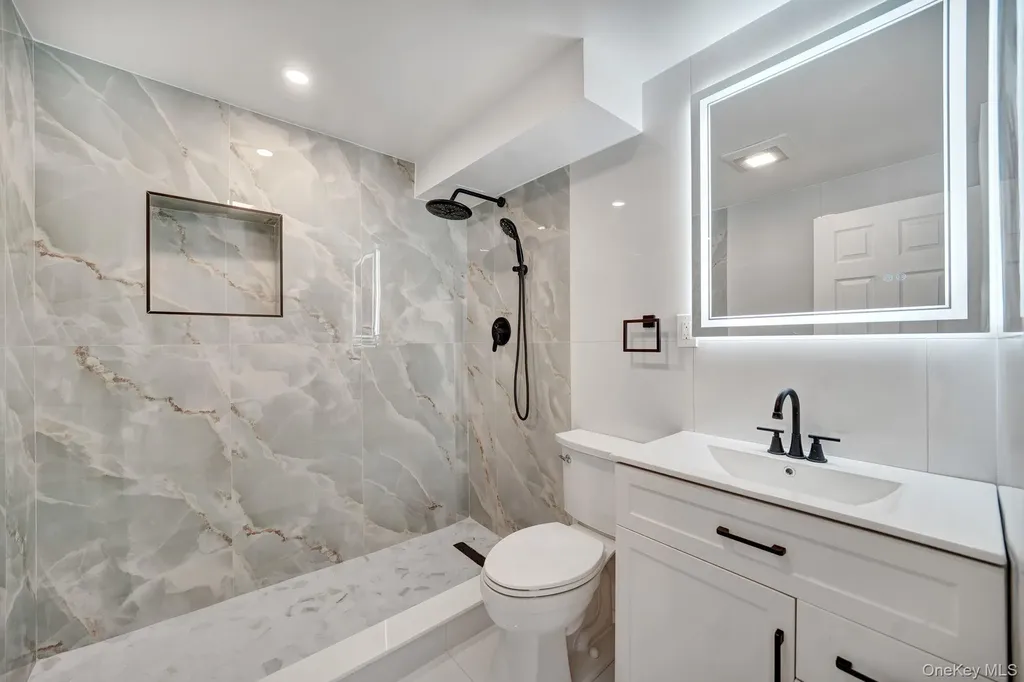 40 Durhamoc Lane North Babylon NY 11703