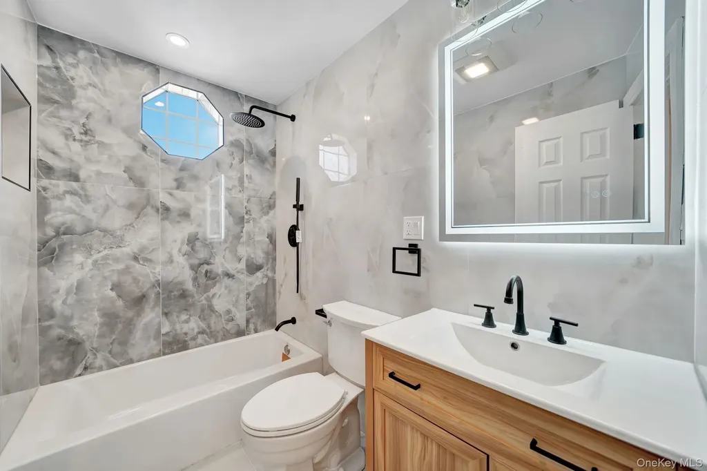 40 Durhamoc Lane North Babylon NY 11703