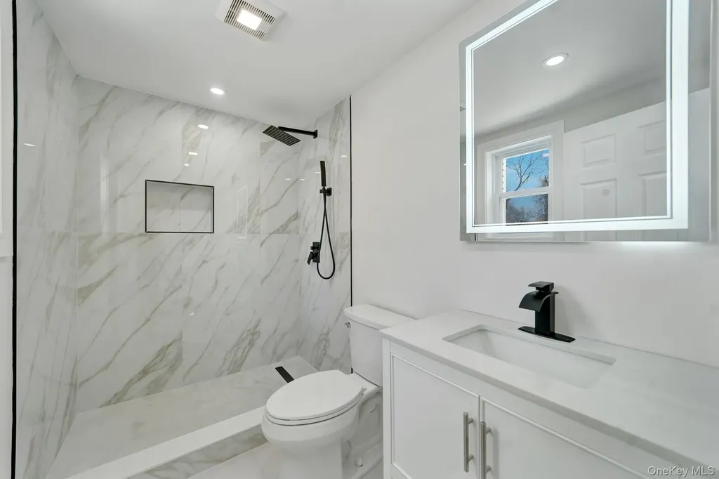 40 Durhamoc Lane North Babylon NY 11703