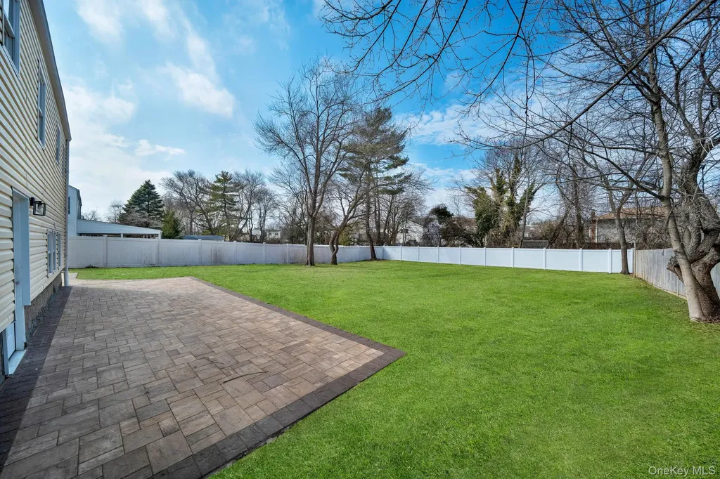 40 Durhamoc Lane North Babylon NY 11703