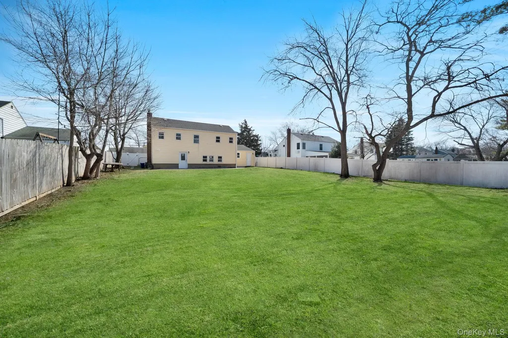 40 Durhamoc Lane North Babylon NY 11703
