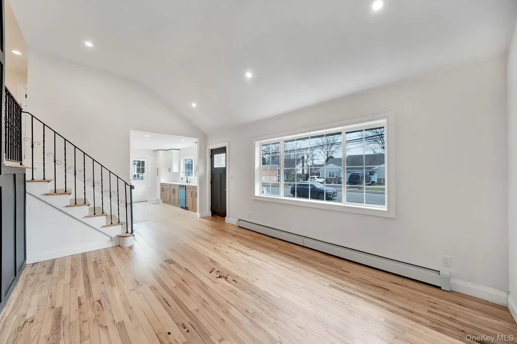 40 Durhamoc Lane North Babylon NY 11703