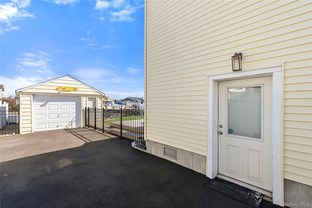 185 East Drive Copiague NY 11726