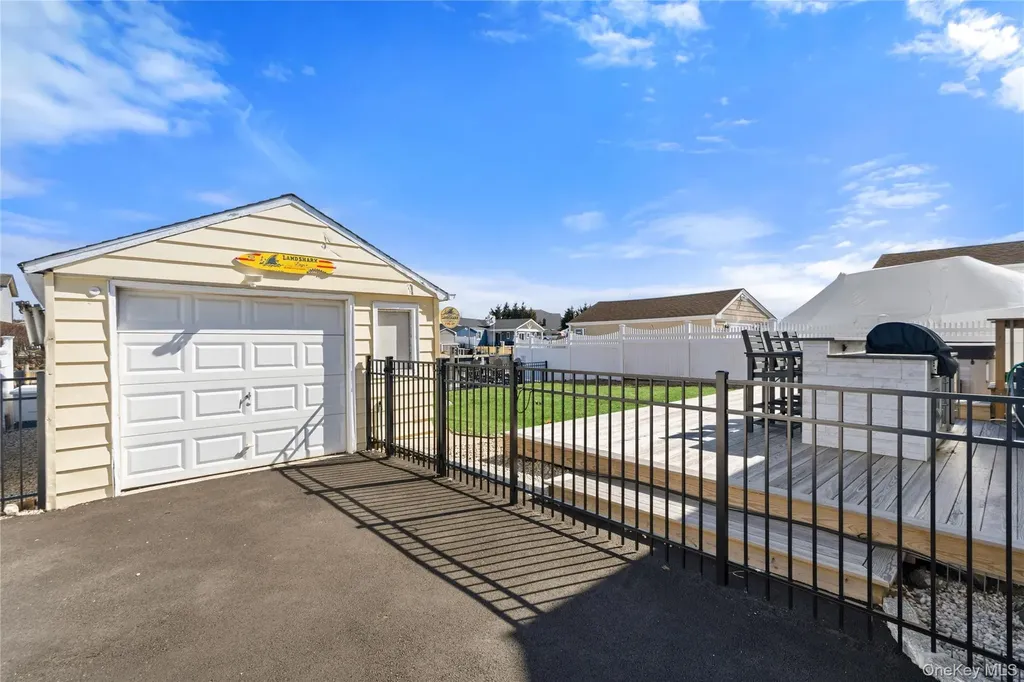 185 East Drive Copiague NY 11726