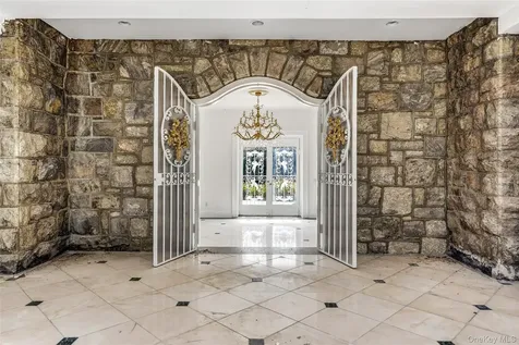139 Scarborough Road Briarcliff Manor NY 10510