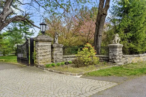 139 Scarborough Road Briarcliff Manor NY 10510