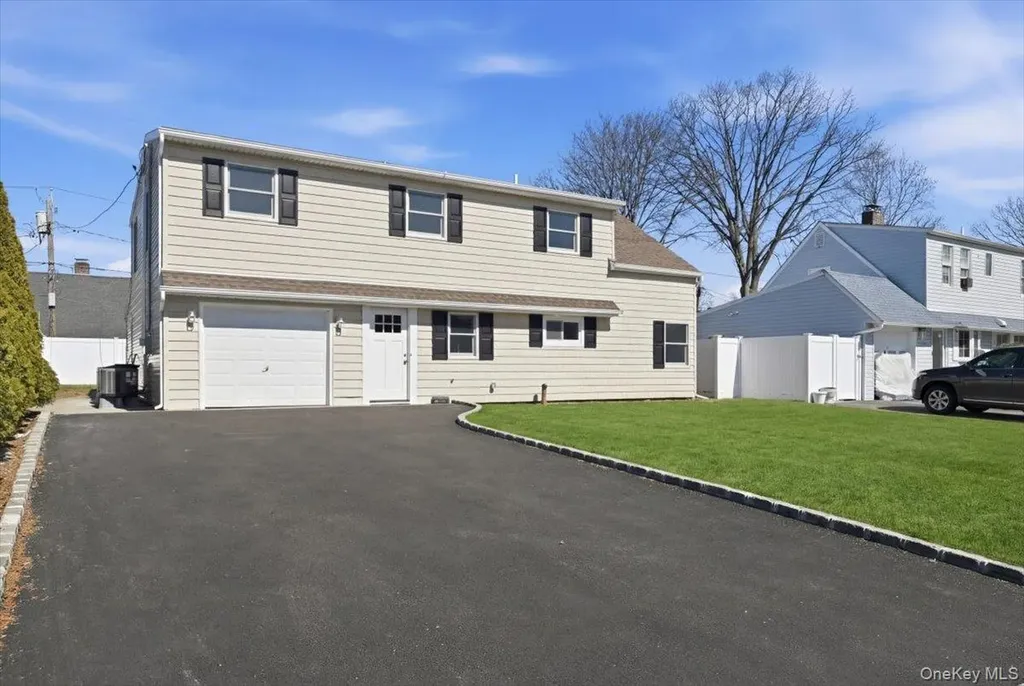 38 Bobolink Lane Levittown NY 11756