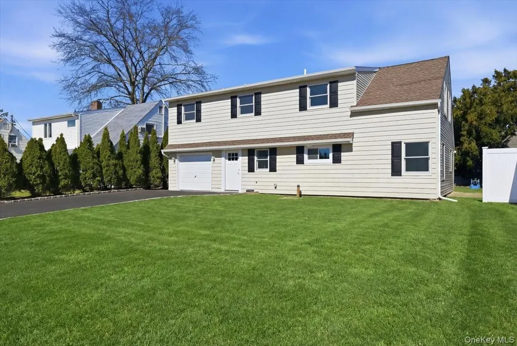 38 Bobolink Lane Levittown NY 11756