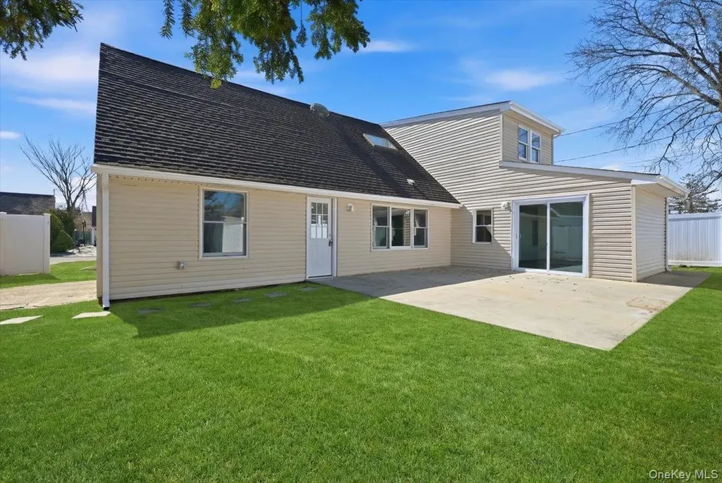 38 Bobolink Lane Levittown NY 11756