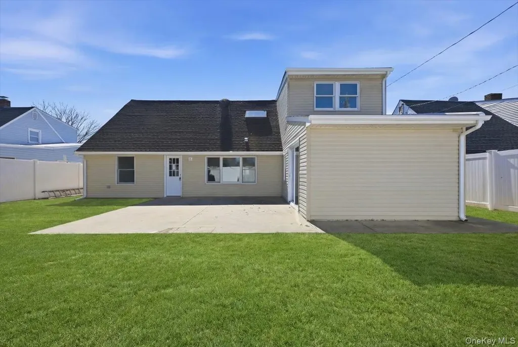 38 Bobolink Lane Levittown NY 11756