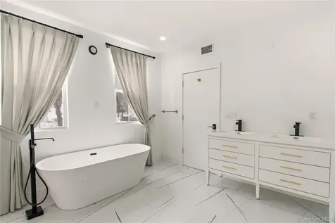 77 Cove Road Oyster Bay NY 11771