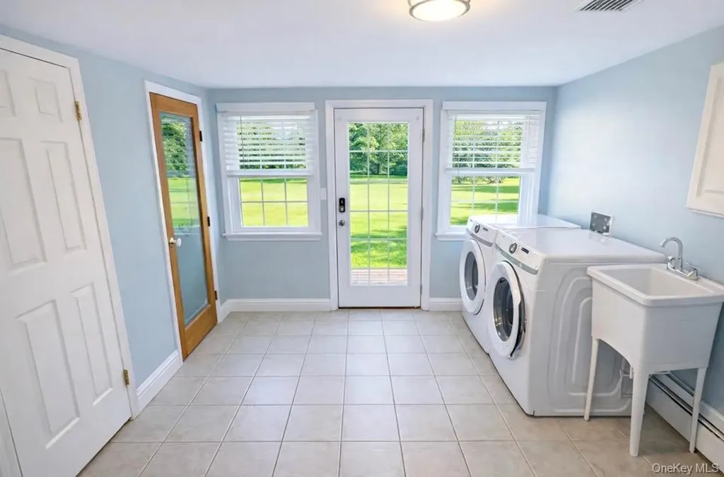 39 West Lane Bay Shore NY 11706