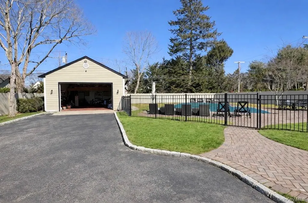 39 West Lane Bay Shore NY 11706
